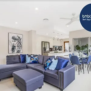 Park Avenue Luxe Townhouse Brand New Sleeps 9 Brisbane